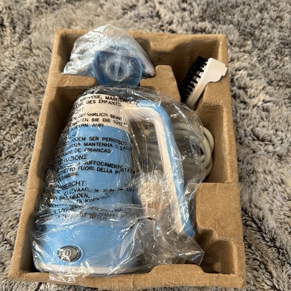 NWT Kazoo Hand Held Mini Clothes Steam Iron 100 ML 600 Watt Blue Travel Easy Use - Picture 5 of 7